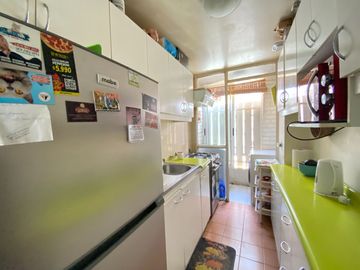 Departamento a pasos del Metro Chile España, gastos comunes bajos.