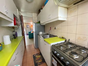 Departamento a pasos del Metro Chile España, gastos comunes bajos.