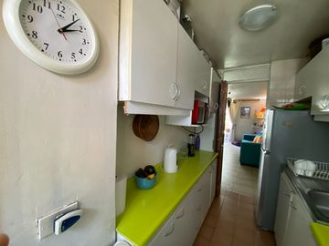 Departamento a pasos del Metro Chile España, gastos comunes bajos.