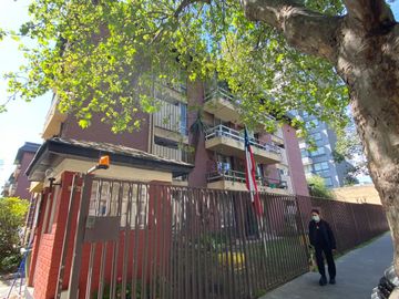 Departamento a pasos del Metro Chile España, gastos comunes bajos.