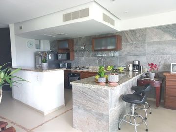 DEPARTAMENTO EN VENTA CON VISTA AL MAR, CANCUN TOWERS, PUERTO CANCUN