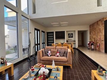 CASA EN VENTA EN JARDINES DEL CAMPESTRE AL NORTE DE AGS