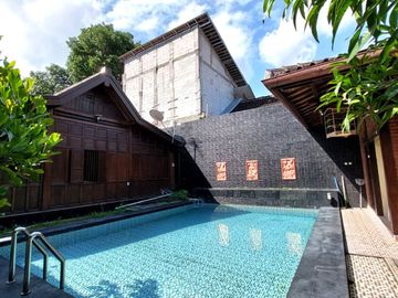 Villa Joglo Etnik dengan Kolam Renang dekat Jalan Kaliurang