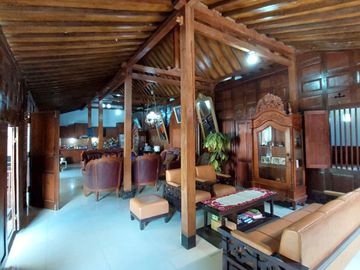 Villa Joglo Etnik dengan Kolam Renang dekat Jalan Kaliurang
