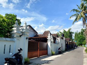 Villa Joglo Etnik dengan Kolam Renang dekat Jalan Kaliurang