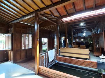 Villa Joglo Etnik dengan Kolam Renang dekat Jalan Kaliurang