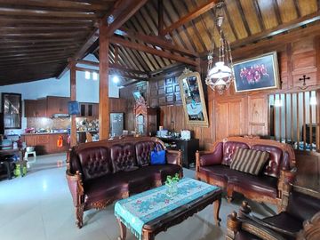 Villa Joglo Etnik dengan Kolam Renang dekat Jalan Kaliurang