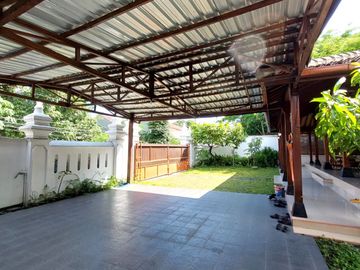 Villa Joglo Etnik dengan Kolam Renang dekat Jalan Kaliurang
