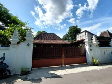 Villa Joglo Etnik dengan Kolam Renang dekat Jalan Kaliurang