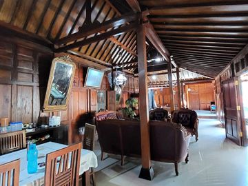 Villa Joglo Etnik dengan Kolam Renang dekat Jalan Kaliurang