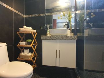MODERNO DPTO EN CONDOMINIO LAS LOMAS DE LA MOLINA VIEJA
