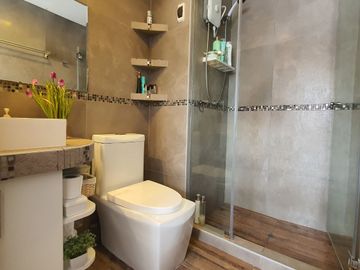 MODERNO DPTO EN CONDOMINIO LAS LOMAS DE LA MOLINA VIEJA