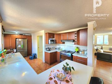 Casa INDEPENDIENTE 4 habitaciones dormitorio en planta baja Conocoto Valle de los Chillos 2 parqueaderos La Salle 6 de Junio