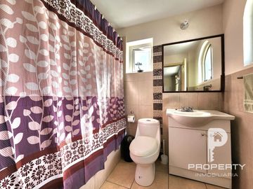 Casa INDEPENDIENTE 4 habitaciones dormitorio en planta baja Conocoto Valle de los Chillos 2 parqueaderos La Salle 6 de Junio