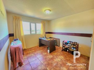 Casa INDEPENDIENTE 4 habitaciones dormitorio en planta baja Conocoto Valle de los Chillos 2 parqueaderos La Salle 6 de Junio