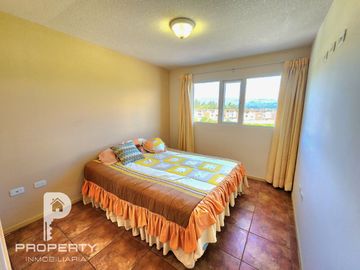 Casa INDEPENDIENTE 4 habitaciones dormitorio en planta baja Conocoto Valle de los Chillos 2 parqueaderos La Salle 6 de Junio