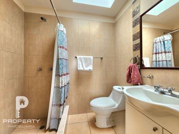 Casa INDEPENDIENTE 4 habitaciones dormitorio en planta baja Conocoto Valle de los Chillos 2 parqueaderos La Salle 6 de Junio