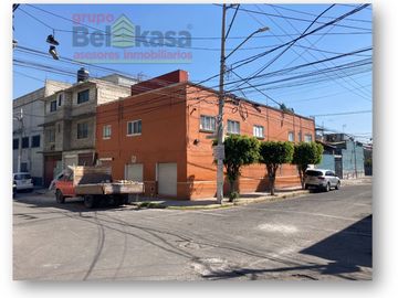 Venta de casa con locales en San Felipe de Jesús, G.A.M.