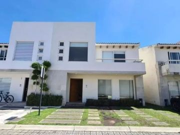 CASA EN REMATE EN METEPEC.