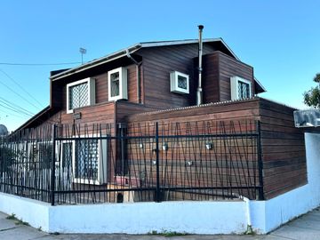 Casa 3 Dormitorios 3 Baños, Estacionamiento. 180 m2 en calle Hernán Ariztia 1199 Villa El Parque en Melipilla