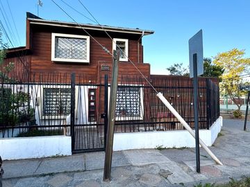 Casa 3 Dormitorios 3 Baños, Estacionamiento. 180 m2 en calle Hernán Ariztia 1199 Villa El Parque en Melipilla