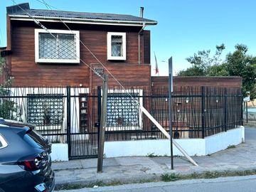 Casa 3 Dormitorios 3 Baños, Estacionamiento. 180 m2 en calle Hernán Ariztia 1199 Villa El Parque en Melipilla
