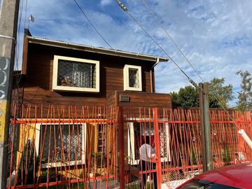 Casa 3 Dormitorios 3 Baños, Estacionamiento. 180 m2 en calle Hernán Ariztia 1199 Villa El Parque en Melipilla