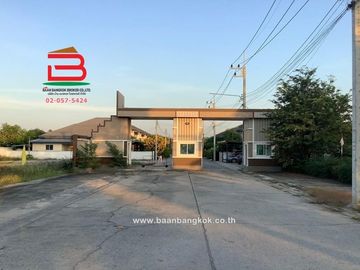 บ้านเดี่ยว หลังริม หมู่บ้าน บ้านสุขใจ ภิภาพร 7 คลอง 10-หนองเสือ เนื้อที่ 79.1 ตรว. ใกล้แยกคลอง 10 ถนนรังสิต-นครนายก ตำบลบึงบา อำเภอหนองเสือ จังหวัดปทุ