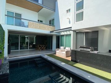 RESIDENCIA EN VENTA EN ISLA MUSULA, CON ALBERCA PROPIA DE 3 NIVELES, 3 RECAMARAS, GYM Y ROOF GARDEN