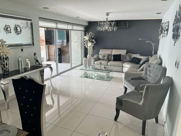 RESIDENCIA EN VENTA EN ISLA MUSULA, CON ALBERCA PROPIA DE 3 NIVELES, 3 RECAMARAS, GYM Y ROOF GARDEN