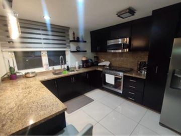 RESIDENCIA EN VENTA EN ISLA MUSULA, CON ALBERCA PROPIA DE 3 NIVELES, 3 RECAMARAS, GYM Y ROOF GARDEN
