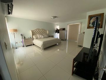 RESIDENCIA EN VENTA EN ISLA MUSULA, CON ALBERCA PROPIA DE 3 NIVELES, 3 RECAMARAS, GYM Y ROOF GARDEN