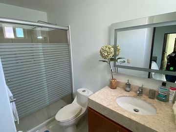 RESIDENCIA EN VENTA EN ISLA MUSULA, CON ALBERCA PROPIA DE 3 NIVELES, 3 RECAMARAS, GYM Y ROOF GARDEN