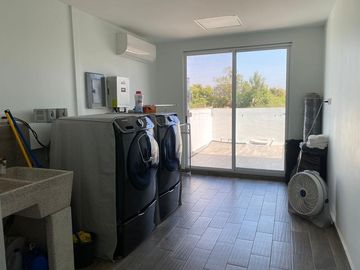 RESIDENCIA EN VENTA EN ISLA MUSULA, CON ALBERCA PROPIA DE 3 NIVELES, 3 RECAMARAS, GYM Y ROOF GARDEN