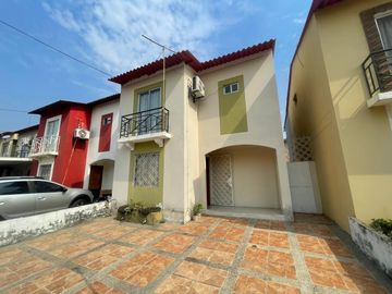 URBANIZACION METROPOLIS DOS VENDO PRECIOSA VILLA DOS PLANTAS, FULL ACABADOS, TRES DORMITORIOS