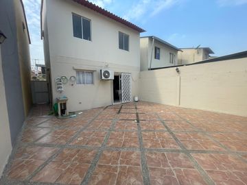 URBANIZACION METROPOLIS DOS VENDO PRECIOSA VILLA DOS PLANTAS, FULL ACABADOS, TRES DORMITORIOS