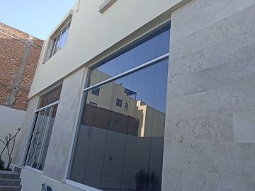 Casa en Venta en Lomas del Tec con Amplio Jardín