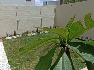 Casa en Venta en Lomas del Tec con Amplio Jardín