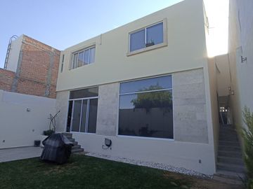 Casa en Venta en Lomas del Tec con Amplio Jardín
