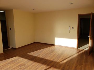 Casa en Venta en Lomas del Tec con Amplio Jardín