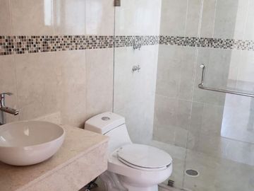 Casa en Venta en Lomas del Tec con Amplio Jardín