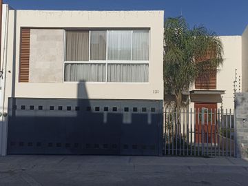 Casa en Venta en Lomas del Tec con Amplio Jardín