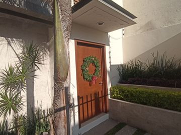 Casa en Venta en Lomas del Tec con Amplio Jardín
