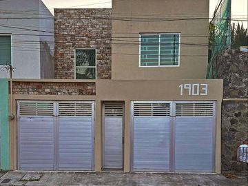 VENDO CASA EN VIA MUERTA SOBRE AVENIDA, A 1 CUADRA DEL MAR