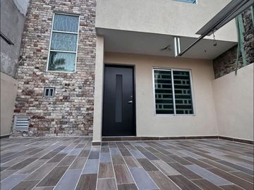 VENDO CASA EN VIA MUERTA SOBRE AVENIDA, A 1 CUADRA DEL MAR