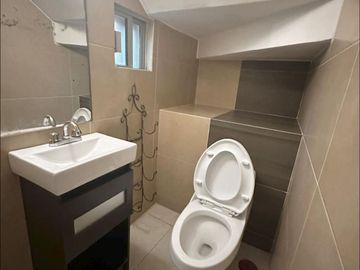 VENDO CASA EN VIA MUERTA SOBRE AVENIDA, A 1 CUADRA DEL MAR