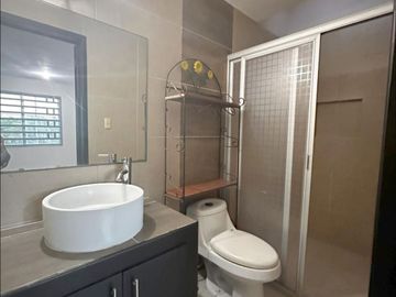 VENDO CASA EN VIA MUERTA SOBRE AVENIDA, A 1 CUADRA DEL MAR