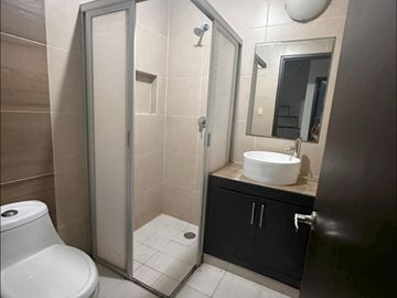 VENDO CASA EN VIA MUERTA SOBRE AVENIDA, A 1 CUADRA DEL MAR