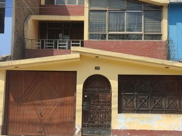 Vendo Espaciosa Casa De Tres Pisos En San Carlos S.J.L.