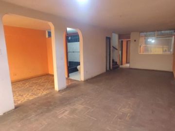 Vendo Espaciosa Casa De Tres Pisos En San Carlos S.J.L.